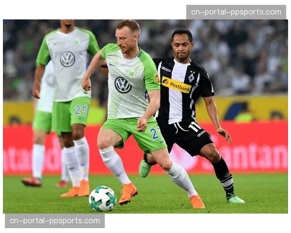 特写镜头：狼堡中卫在失球后，向队友激烈比划手势，讨论防守站位职责