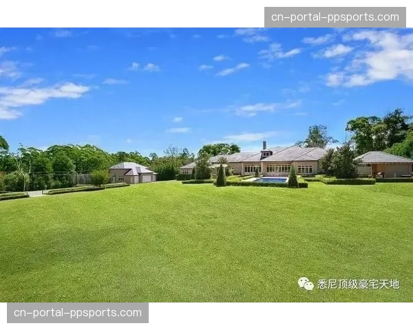 五月阳光普照，完美的草坪条件保障了球速，这也让主队实施高位压迫战术的信心大增